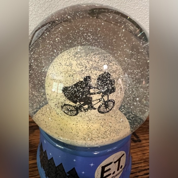 Universal Studios E.T Retro Glitter Snow globe 40th anniversary - Picture 4 of 6